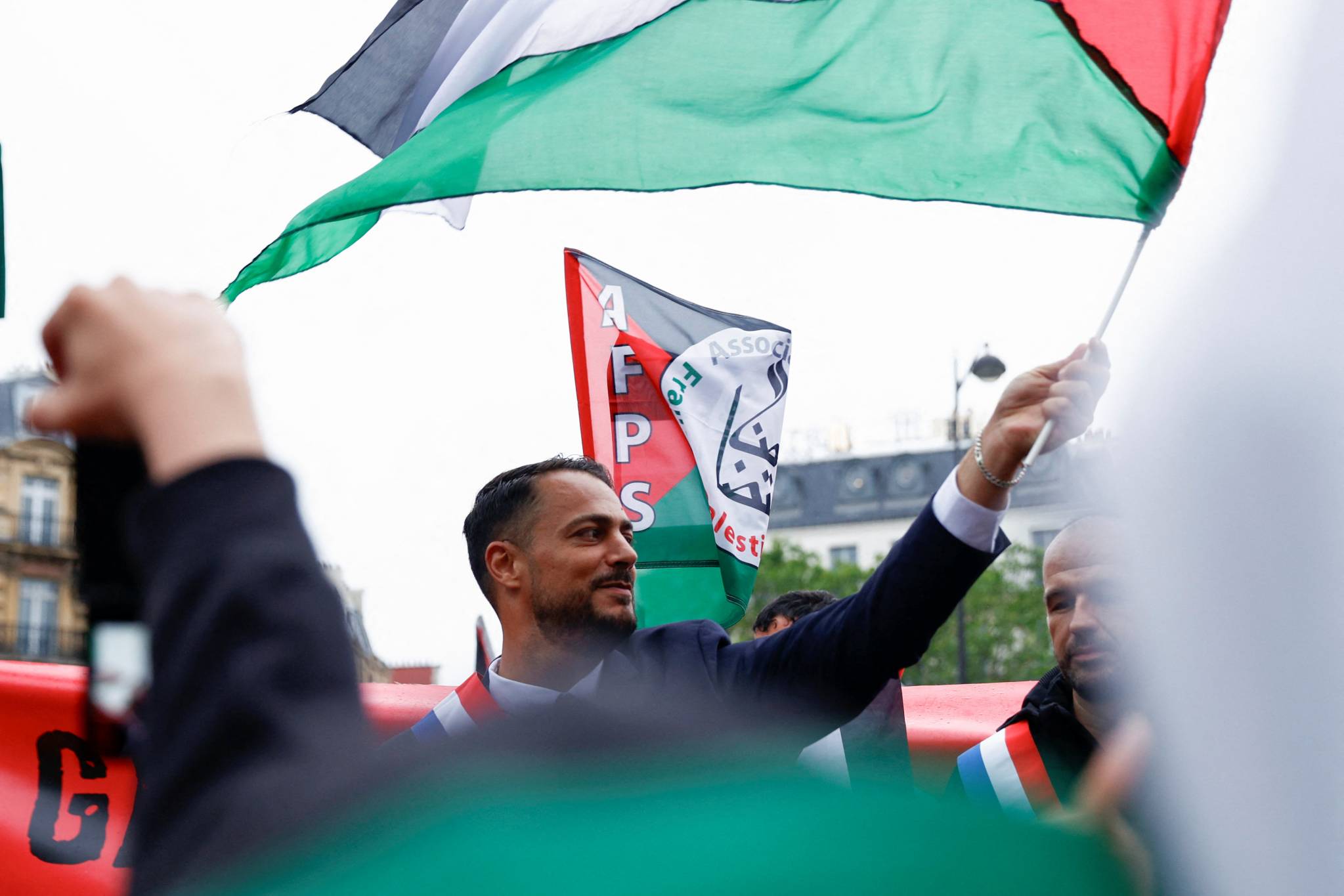 "أصوات السلام تخضع للحظر"... النائب الفرنسي ديلوغو: العقوبة ضدي لرفعي علم فلسطين تناسب نظاماً استبدادياً