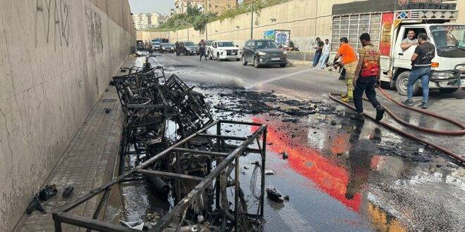 إخماد حريق شاحنة تحمل دراجات نارية على طريق انفاق المطار