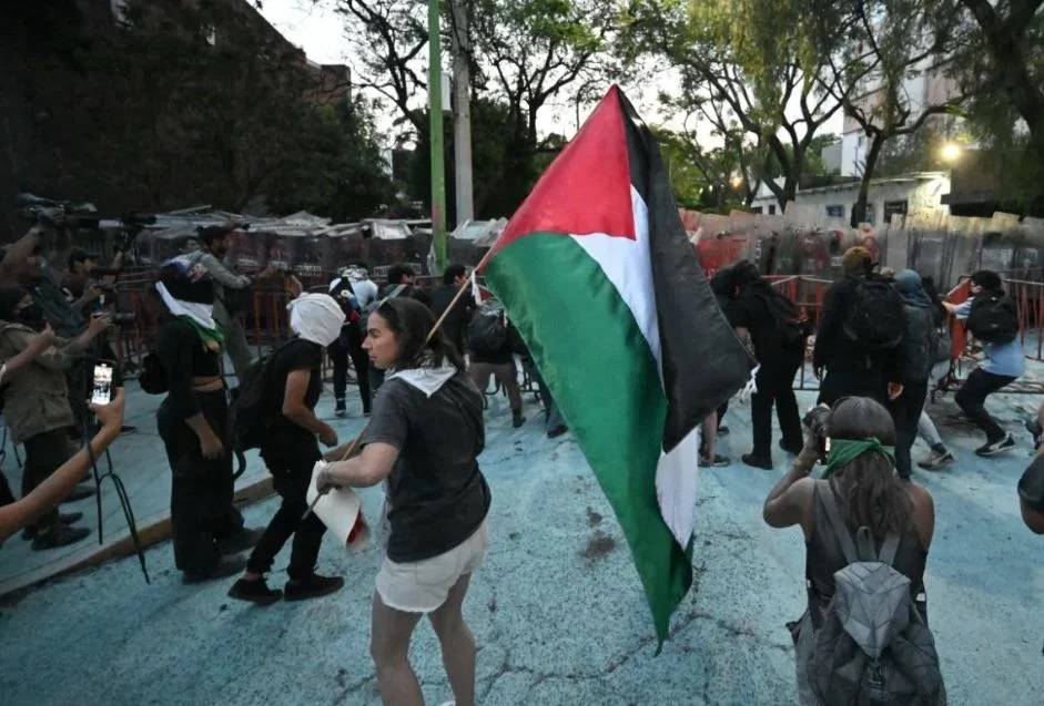 الشرطة المكسيكية تقمع تظاهرة رافضة لجرائم الإبادة الجماعية في قطاع غزة