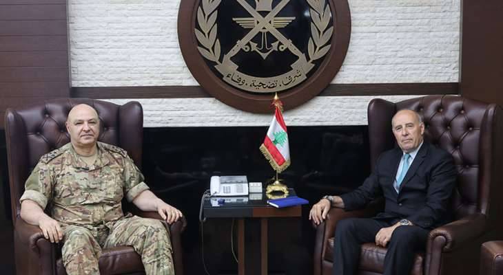 قائد الجيش بحث مع مسؤول بريطاني
تعزيز قدرات الجيش على ضبط الحدود