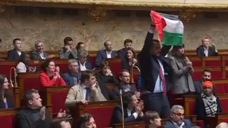 التوتر يسود على البرلمان الفرنسي بسبب غزة ... ونائب يرفع علم فلسطين