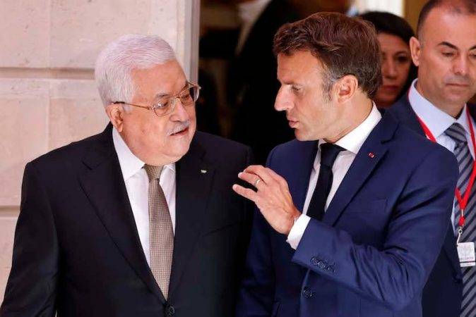 ماكرون يدعو عباس لإجراء إصلاحات في السلطة تمهيدا للإعتراف بدولة فلسطين