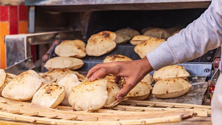 تقليص حصص الخبز بعد رفع سعره.. الحكومة المصرية ترد