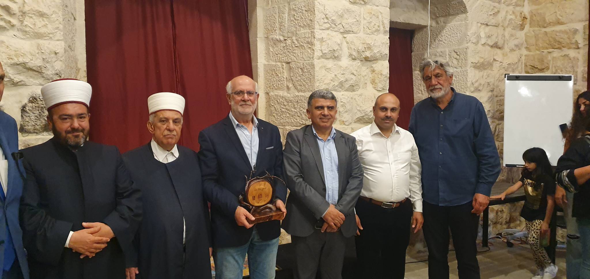 أنشطة معرض الكتاب في القبيات واختتامه بحفل موسيقي:
أنطوان ضاهر يوقّع روايته الفرنسيّة... وتكريم ميشال حلاق