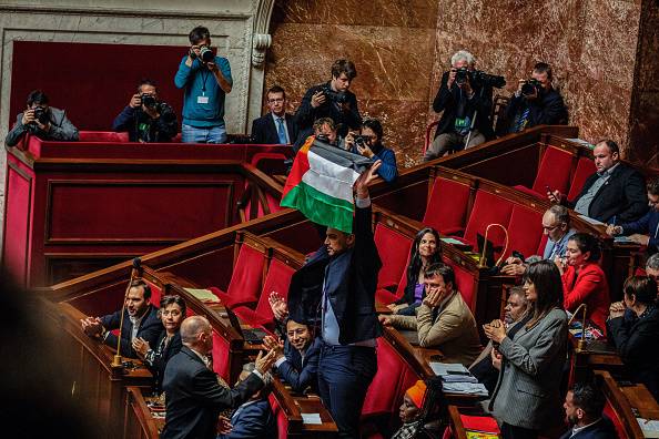 ديلوغو يستأنف الحكم بعد توقيفه بسبب علم فلسطين... ونواب فرنسيون يدعمونه