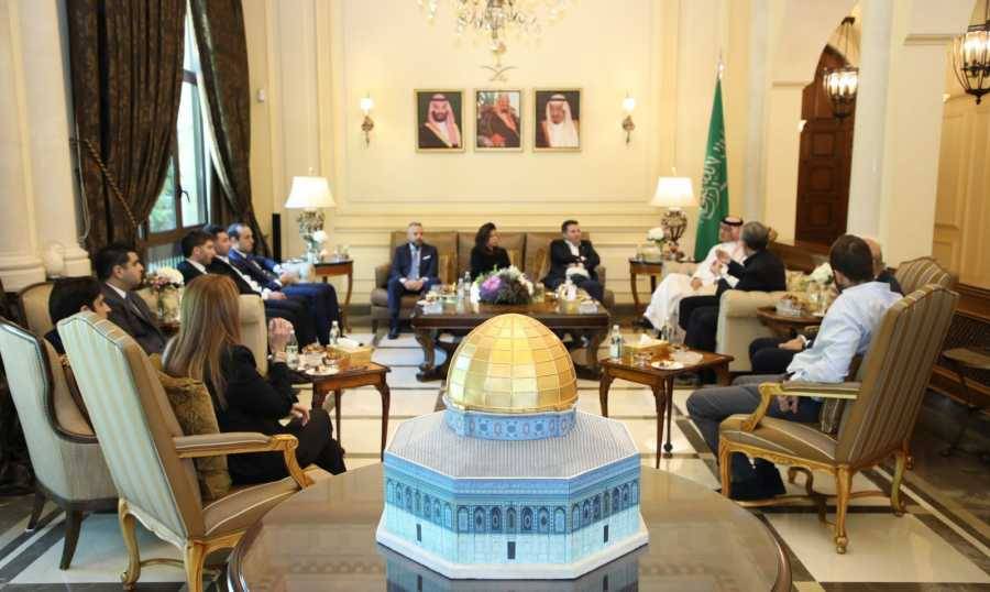 صناعيون يزورون بخاري ويقدمون مقترحات

لإعادة فتح الحدود السعودية أمام الصناعة اللبنانية
