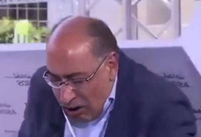 بالفيديو- سقوط لوحة على رأس وزير أردني خلال لقاء مباشر على الهواء