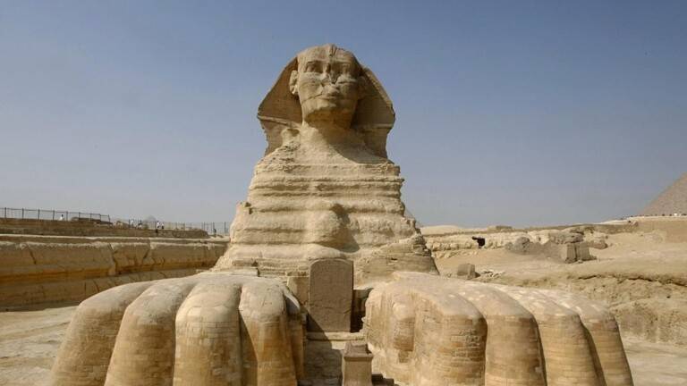 دعوى قضائية ضد أشهر عالم آثار مصري