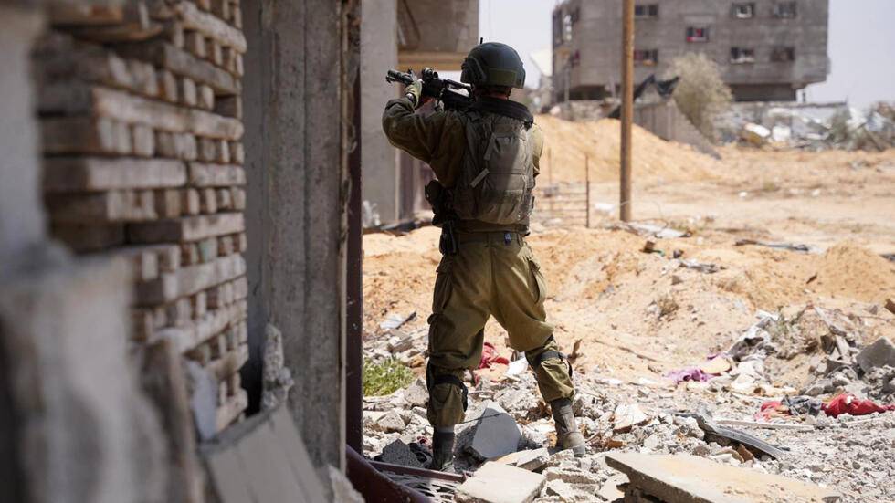 أيها المدثرّ بحب فلسطين
 إليك ترحل عيوننا كلّ يوم