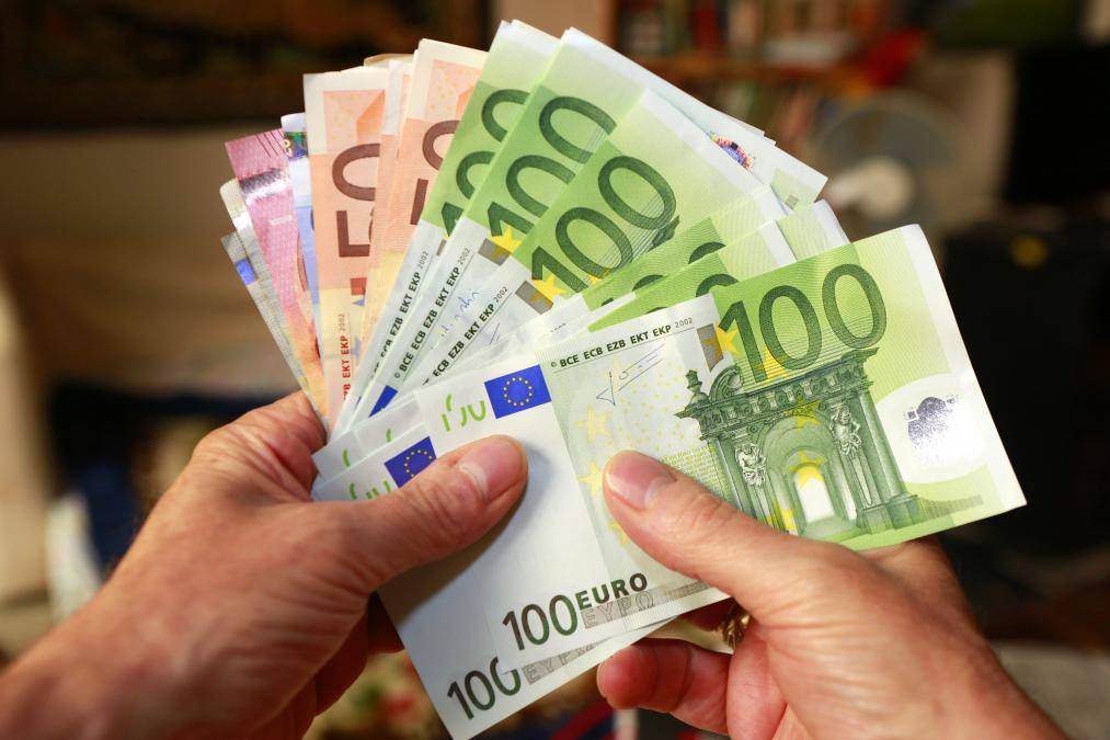 إنتخابات أوروبا تنهك اليورو وتُرسله لأدنى مستوى في شهر