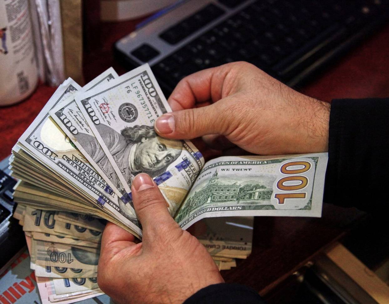 الدولار يرتفع وسط تباين مواقف البنوك المركزية بشأن الفائدة