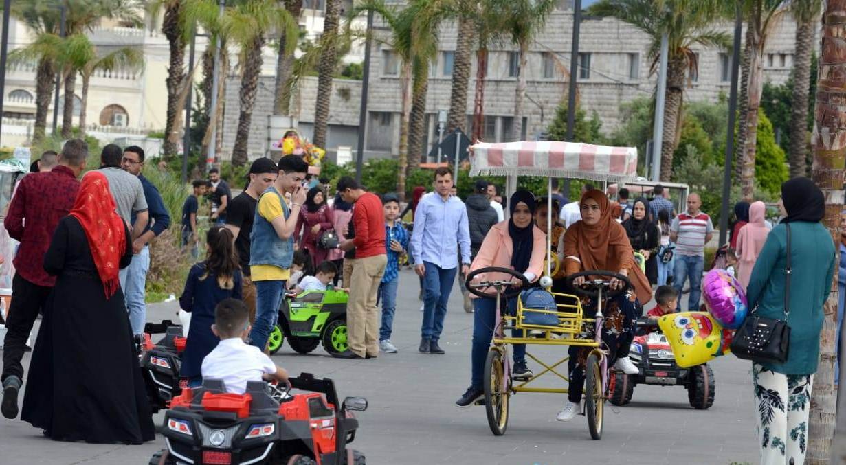 بين أنشطة العيد في الزمن الجميل وأنشطة العيد الاستثماريّة...
وحده مَن يملك المال يشارك... الفقراء لا مكان لهم ... و "الباركينغ" 5 دولار