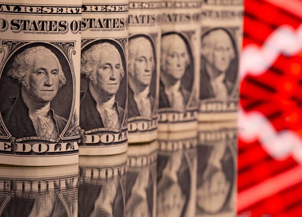 الدولار يرتفع والإسترليني مستقر