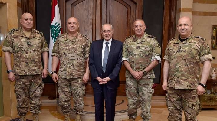 بري تابع الأوضاع الأمنيّة جنوباً مع قائد الجيش
العريضي: لم نتوصّل الى نتائج إيجابيّة... وتحرّكنا مستمرّ