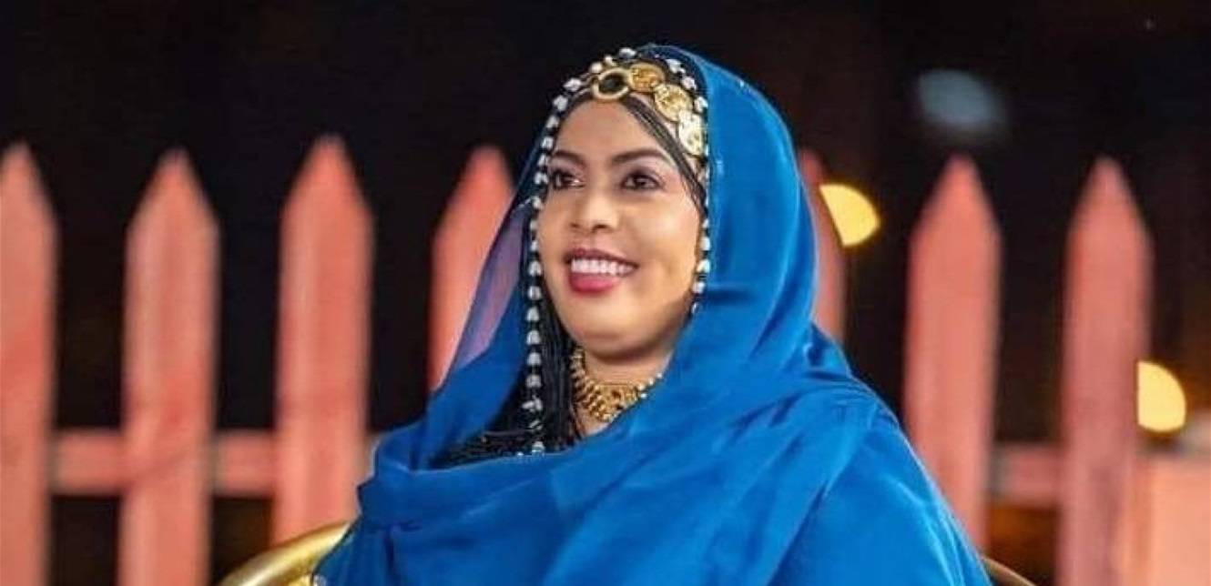 سودانية تفجر أزمة وتوقف بث التلفزيون.. بسبب زيّها