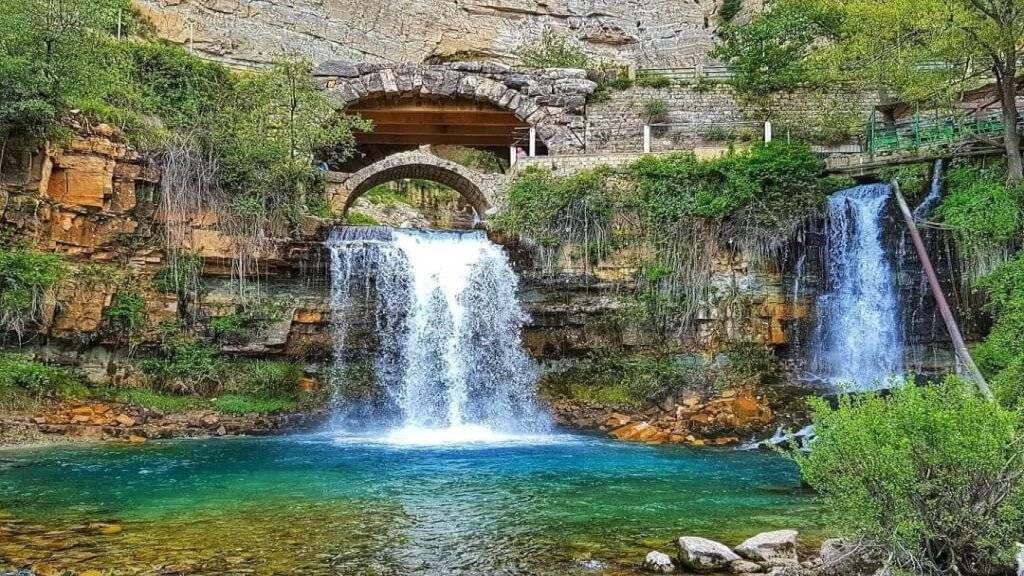 بلدية أفقا تستنكر الإعتداء على سياح أجانب في البلدة وتطالب الأجهزة الأمنية بالتحرك