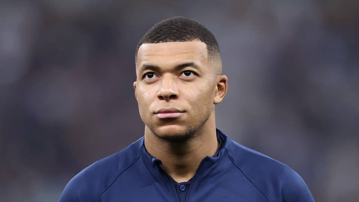 مبابي يفضل الحل الودي مع باريس ويهدد بالتصعيد