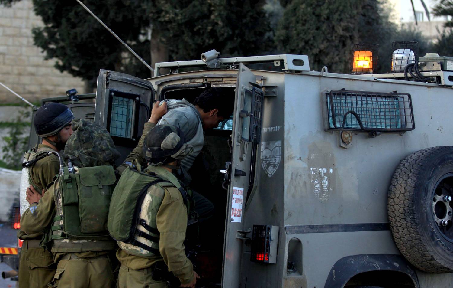 الإحتلال يعتقل 25 فلسطينيا في الضفة الغربية