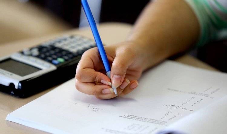 15 ألف تلميذ يطالبون بإلغاء متحانات "الترمينال"...
الحكومة تصرّ على اجرائها... فهل هناك منفعة ماديّة من إتمامها؟