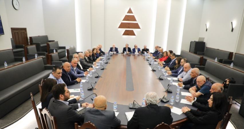 "الكتائب" رداً على قبلان: كلام
مرفوض ومردود والخلاف ليس طائفياً