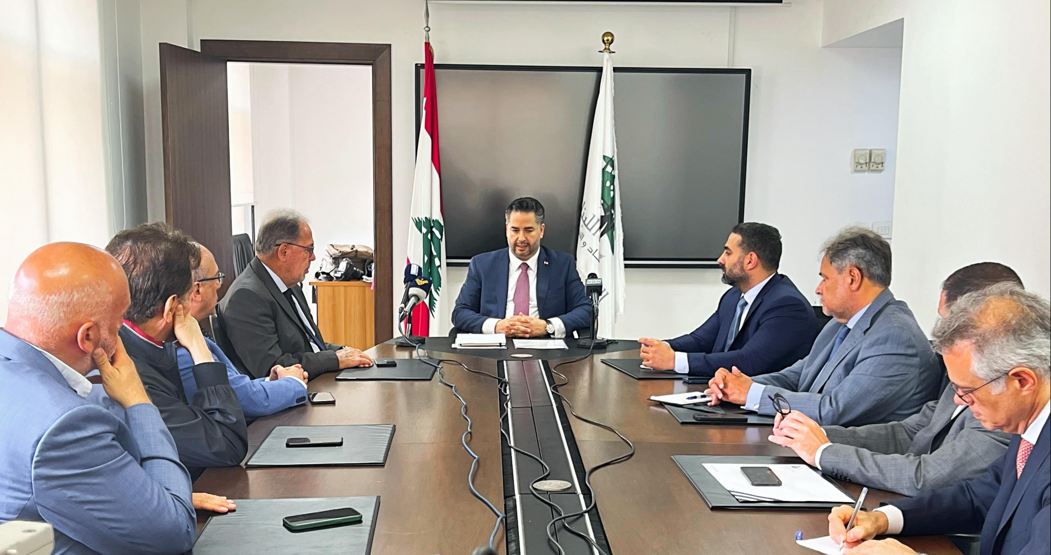 سلام اجتمع مع المستشفيات والاطباء وشركات التأمين :

خطوات لمواجهة ارتفاع كلفة الاستشفاء والمعدات والبوالص