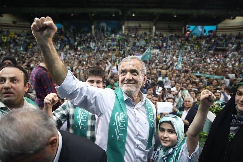 إيران تدخل في صمت انتخابي... انسحاب مرشحَين وتوقع فوز بزشكيان