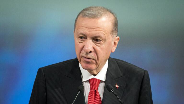 "غير مقبول"... أردوغان يدين إحراق منازل وممتلكات لاجئين سوريين في قيصري