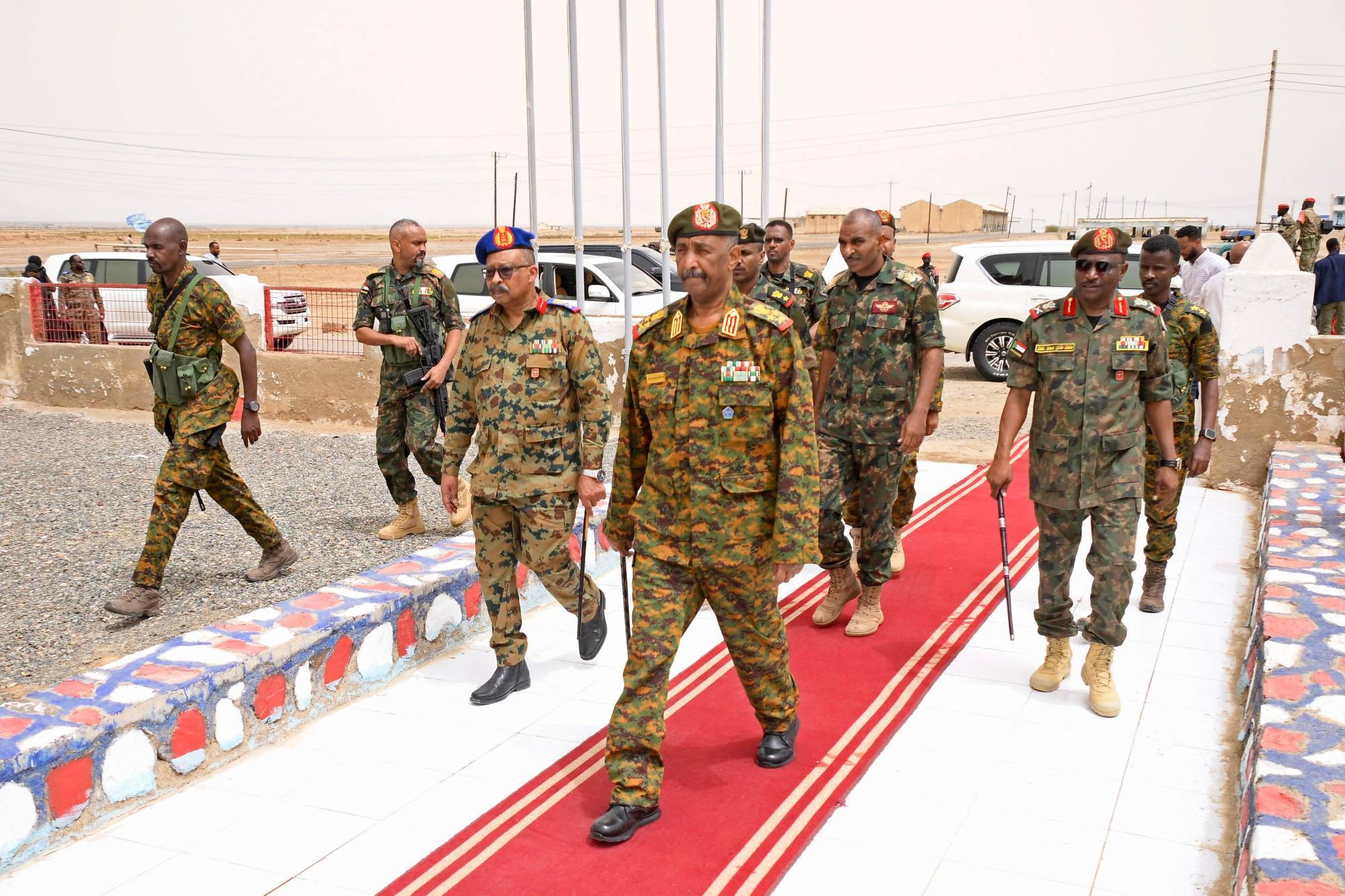 البرهان يتفقد القوات السودانية على الجبهة