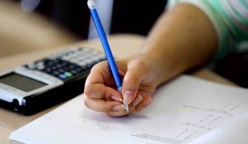 ما حقيقة عدم التحاق المتعاقدين غدا بمراكز الإمتحانات الرسمية؟