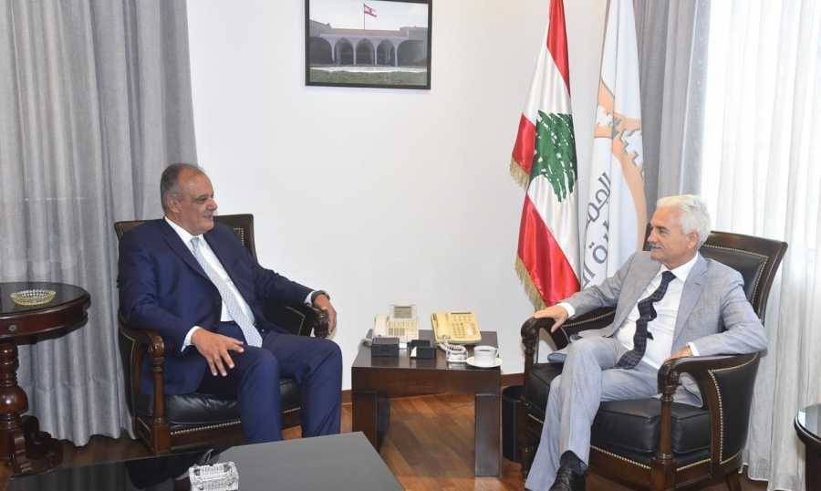 بوشكيان عرض التعاون مع السفير الإيطالي