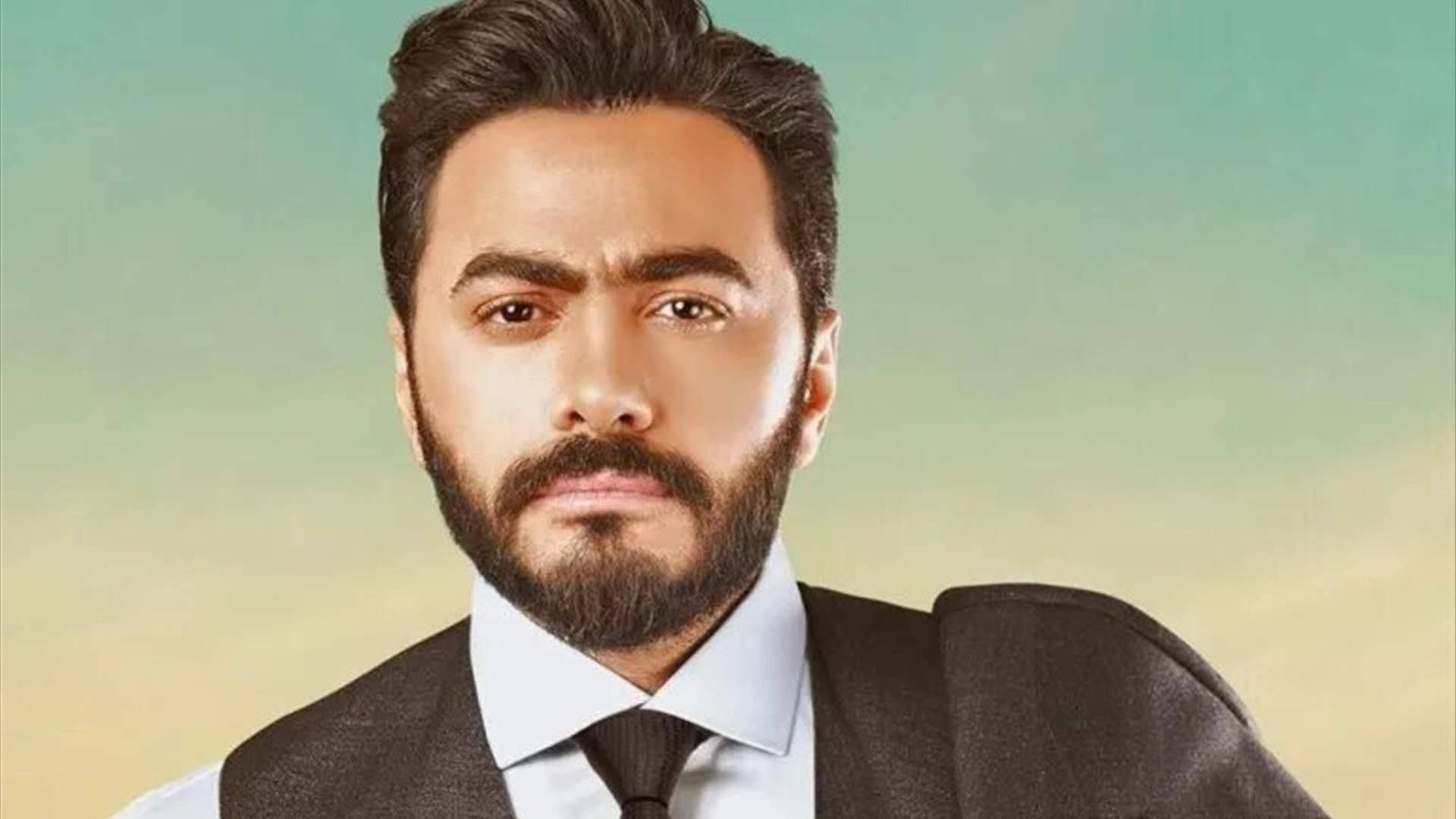 معجبة توجه رسالة حب لتامر حسني