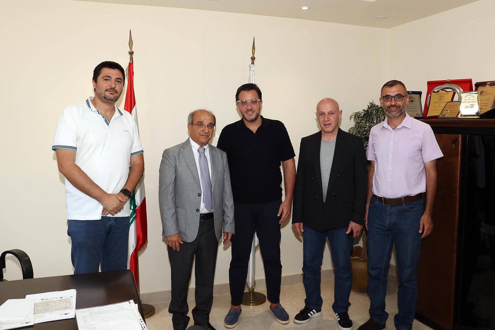 اليمن زار وزير الشباب والرياضة
ودعاه الى حضور نهائي البادل تنس