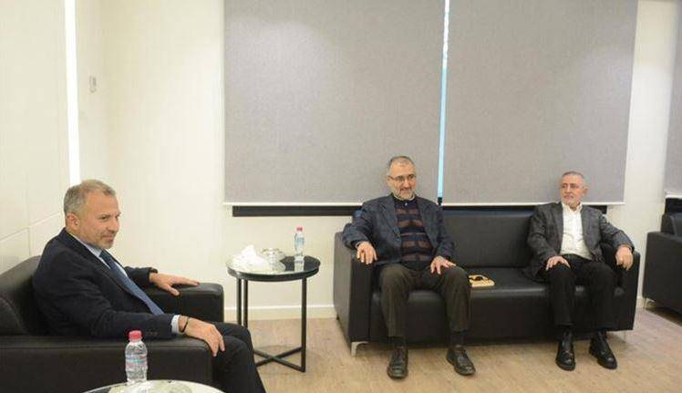 باسيل يستعدّ للعودة الى حارة حريك وفق مقولة" لا يدوم إلا حليفكَ السابق"
الوساطات فعلت فعلها... وغياب الكيمياء مع المعارضة سرّع بتغيير الموقف