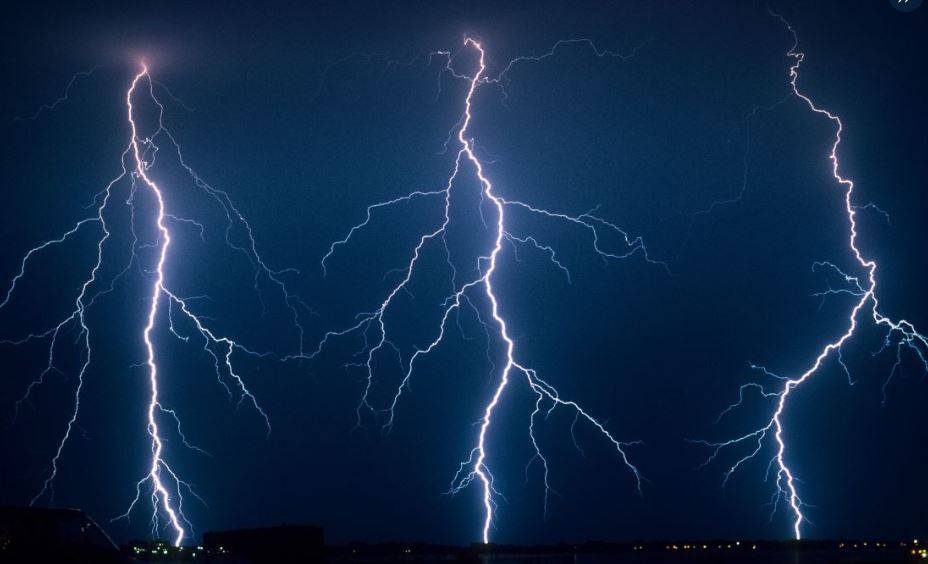 مقتل 19 شخصا بسبب صواعق البرق في الهند