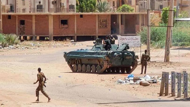 اشتباكات في أم درمان والآلاف يفرون من الفاشر