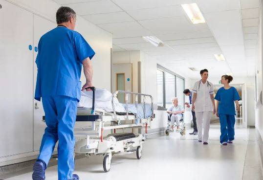 تهريب جريح في طرابلس... ماذا حصل ليلا في طوارئ المستشفى الإسلامي؟