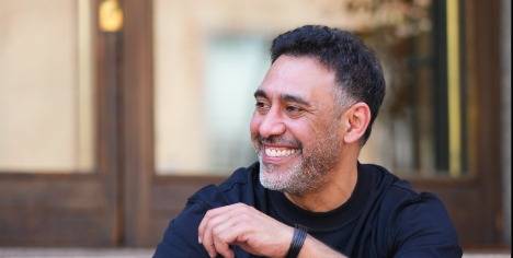 عمرو مصطفى عن أغنيته الجديدة ليها فيّا: بحتفل بالستات اللي بيخلوا حياتنا أحلى!