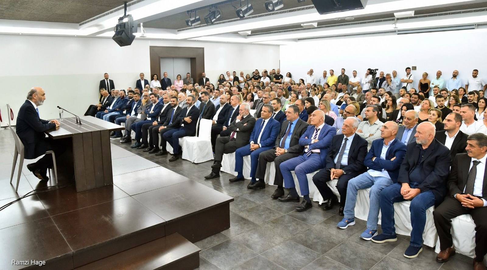جعجع دعا الحكومة لتطبيق القرار 1701:
الوضع لا يمكنه انتظار تسوية الوضع في غزة