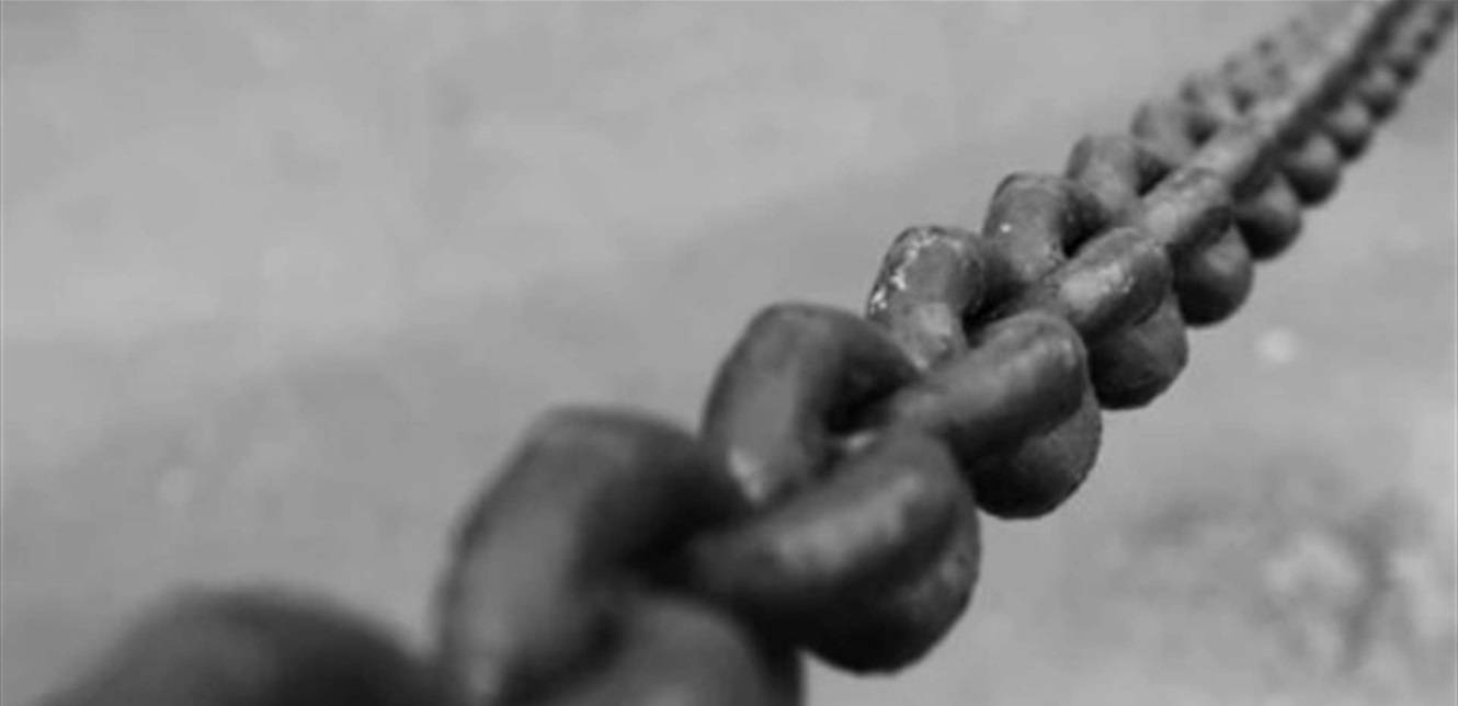 تحرير رجل مسنّ قيدته عائلته بالسلاسل 20 عاما داخل منزله.. اليكم التفاصيل