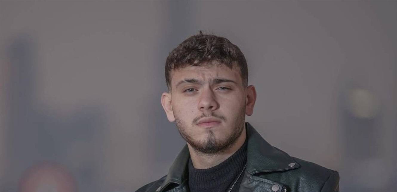 احتضنته وقبّلته بحرارة.. معجبة تقتحم حفلة "الشامي" بالبترون والجمهور: "ولو عيب"