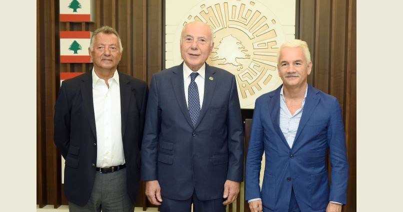 دبوسي عرض مع سفير إيطاليا تطوير التعاون الاستثماري