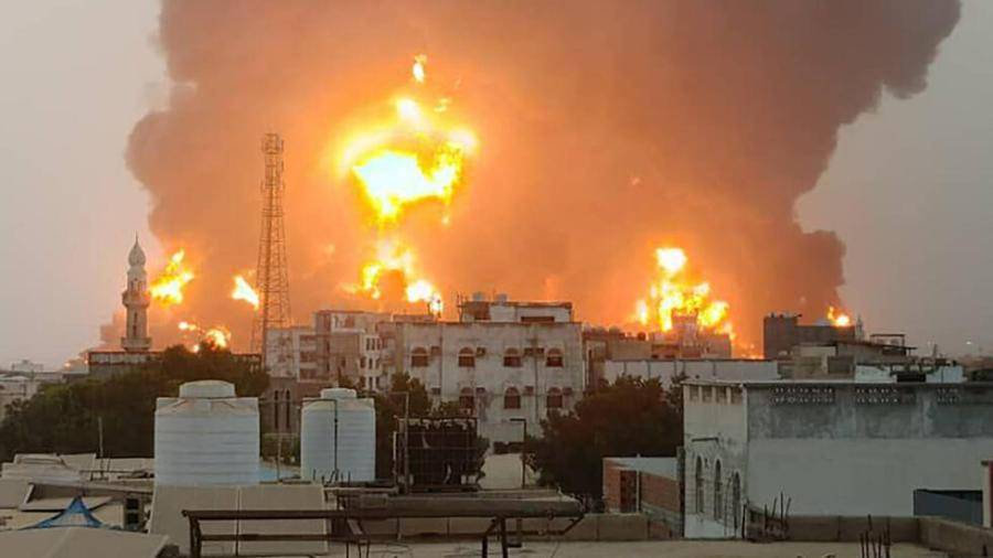 ميناء الحديدة يعود للعمل رغم استمرار الحرائق
