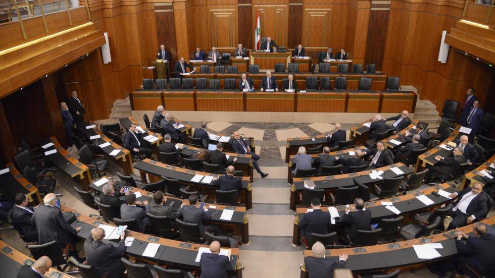 النواب في الفريقين المتصارعين يتناقلون حديث التمديد لهم في العام 2026
نائب مُعارض لـ" الديار": توسّع الشلل في المؤسسات سيُؤدي حتماً الى هذه الخطوة