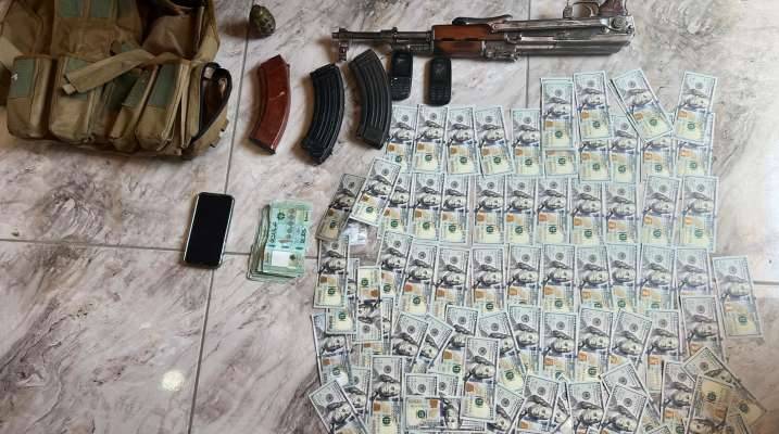 توقيف شخص مسلّح يقوم بسرقة
السيّارات وترويج العملة المزيّفة