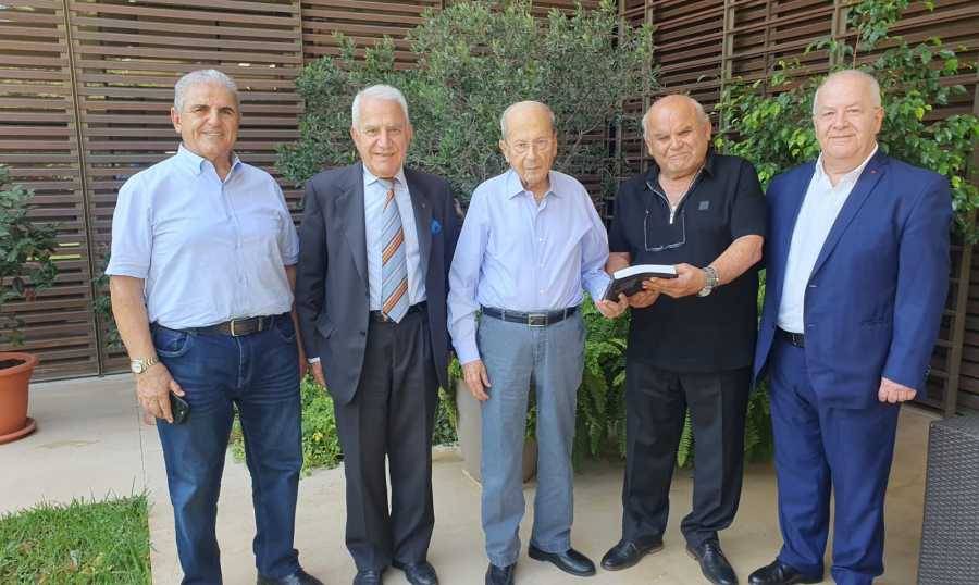 عون تسلّم نسخة من كتاب
