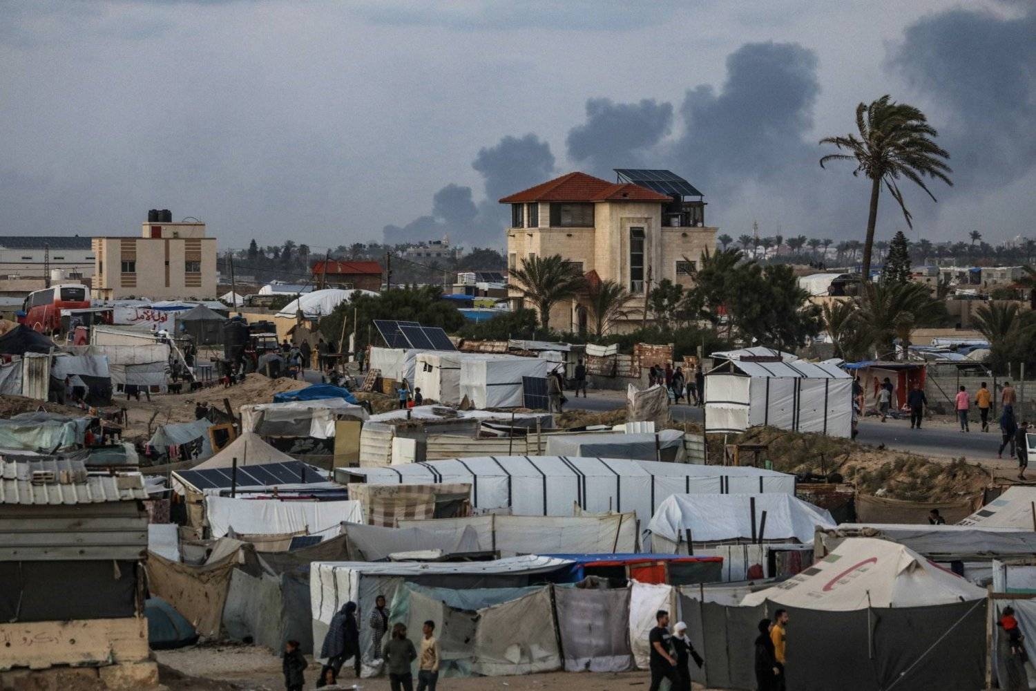 مواجهات ضارية في رفح ونزوح الآلاف من خان يونس