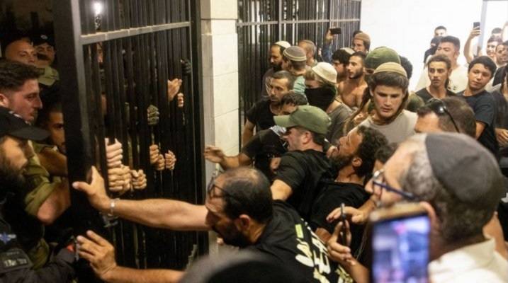 تنغمس في الاضطرابات... "أكسيوس": الأحداث الأخيرة في "إسرائيل" تدل على تفكك قيادة "الجيش" وتعمّق الانقسامات