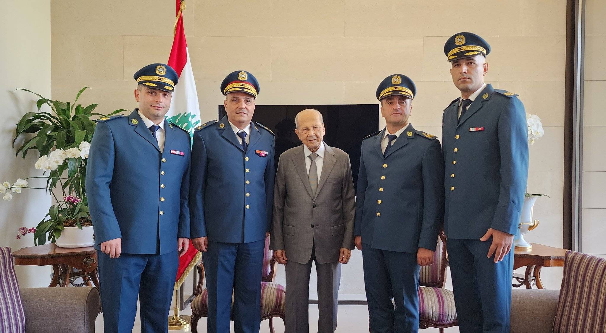 عون يتلقى بطاقة معايدة من قائد الجيش