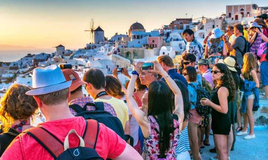 تجاوز الـ15 ألف زائر!... عدد السواح في سانتوريني يخرج عن السيطرة والسكان مطالبون بالبقاء في منازلهم