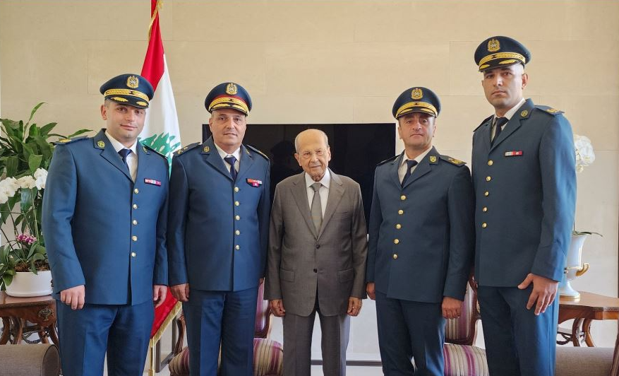 عون تلقّى بطاقة مُعايدة
من قائد الجيش